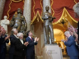 Capitólio dos EUA inaugura estátua em homenagem a Billy Graham: 'Um dos nossos tesouros mais queridos'