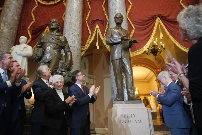 Capitólio dos EUA inaugura estátua em homenagem a Billy Graham: 'Um dos nossos tesouros mais queridos'