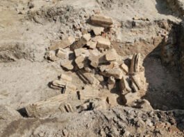 Fragmentos de igreja de 500 anos descobertos embaixo da quadra de Ténis