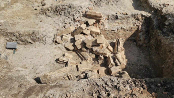 Fragmentos de igreja de 500 anos descobertos embaixo da quadra de Ténis